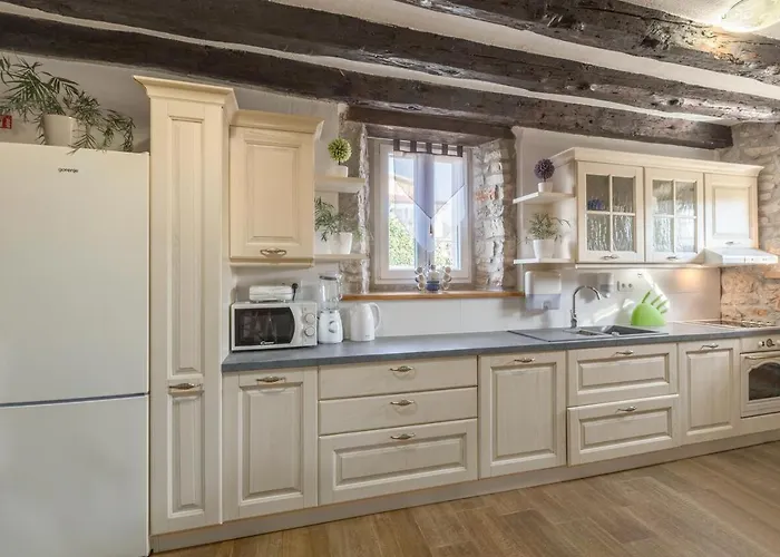 Gostinjska kuća With A Parking Space - 20631 Porec